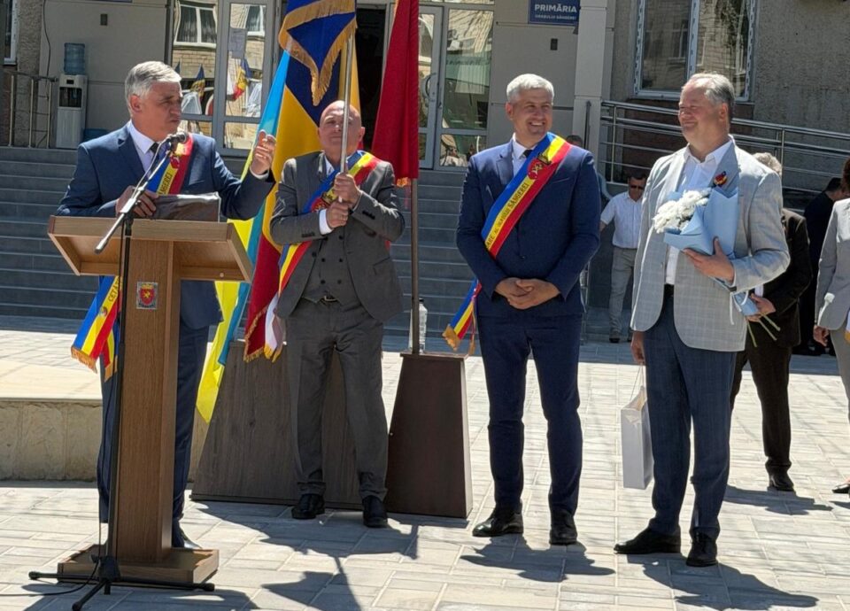 Ioan Pavăl, primarul comunei Dumbrăveni, a primit distincția de cetățean de onoare al orașului Sângerei într-o companie selectă