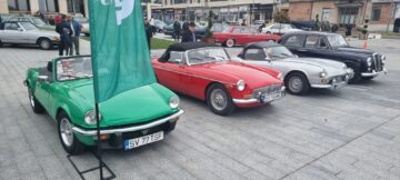 Gala retro din centrul Sucevei a adunat o participare-record, cu pasionați care au venit cu mașini și de la Chișinău și din Maramureș