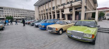 Gala retro din centrul Sucevei a adunat o participare-record, cu pasionați care au venit cu mașini și de la Chișinău și din Maramureș