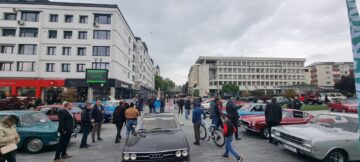 Gala retro din centrul Sucevei a adunat o participare-record, cu pasionați care au venit cu mașini și de la Chișinău și din Maramureș