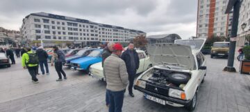 Gala retro din centrul Sucevei a adunat o participare-record, cu pasionați care au venit cu mașini și de la Chișinău și din Maramureș