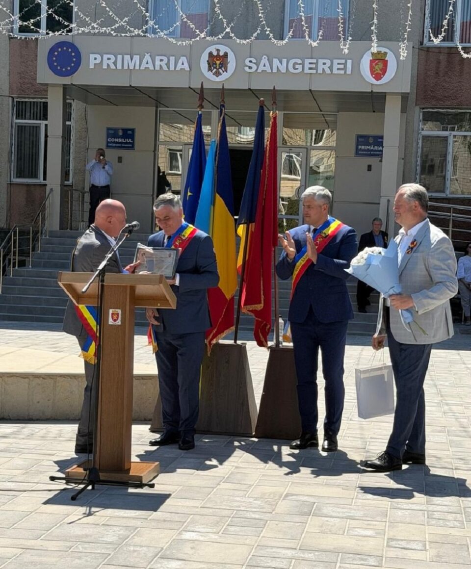 Ioan Pavăl, primarul comunei Dumbrăveni, a primit distincția de cetățean de onoare al orașului Sângerei într-o companie selectă