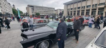 Gala retro din centrul Sucevei a adunat o participare-record, cu pasionați care au venit cu mașini și de la Chișinău și din Maramureș