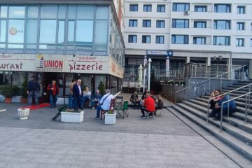Protest în fața restaurantului Union, contra refuzului Primăriei Suceava de a-i autoriza terasa