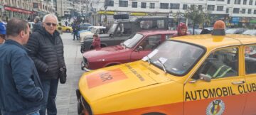 Gala retro din centrul Sucevei a adunat o participare-record, cu pasionați care au venit cu mașini și de la Chișinău și din Maramureș