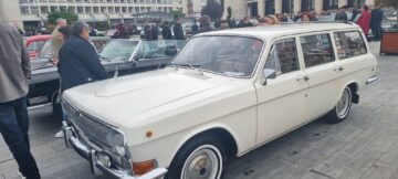 Gala retro din centrul Sucevei a adunat o participare-record, cu pasionați care au venit cu mașini și de la Chișinău și din Maramureș