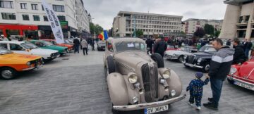 Gala retro din centrul Sucevei a adunat o participare-record, cu pasionați care au venit cu mașini și de la Chișinău și din Maramureș