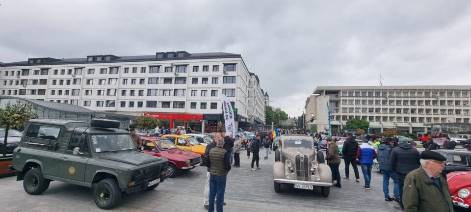 Gala retro din centrul Sucevei a adunat o participare-record, cu pasionați care au venit cu mașini și de la Chișinău și din Maramureș