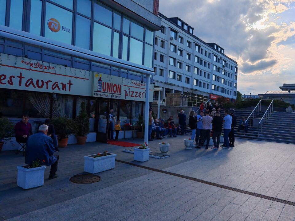 Protest în fața restaurantului Union, contra refuzului Primăriei Suceava de a-i autoriza terasa