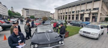 Gala retro din centrul Sucevei a adunat o participare-record, cu pasionați care au venit cu mașini și de la Chișinău și din Maramureș