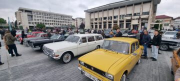 Gala retro din centrul Sucevei a adunat o participare-record, cu pasionați care au venit cu mașini și de la Chișinău și din Maramureș