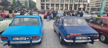 Gala retro din centrul Sucevei a adunat o participare-record, cu pasionați care au venit cu mașini și de la Chișinău și din Maramureș