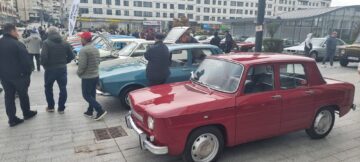 Gala retro din centrul Sucevei a adunat o participare-record, cu pasionați care au venit cu mașini și de la Chișinău și din Maramureș