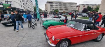 Gala retro din centrul Sucevei a adunat o participare-record, cu pasionați care au venit cu mașini și de la Chișinău și din Maramureș