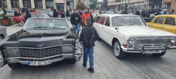 Gala retro din centrul Sucevei a adunat o participare-record, cu pasionați care au venit cu mașini și de la Chișinău și din Maramureș