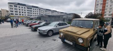 Gala retro din centrul Sucevei a adunat o participare-record, cu pasionați care au venit cu mașini și de la Chișinău și din Maramureș