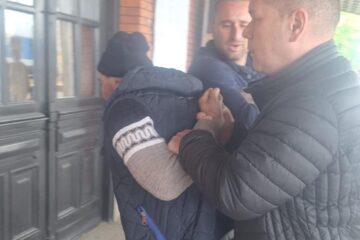 Femeie de 80 de ani, cu handicap locomotor, pusă la pământ de un individ care i-a furat poșeta