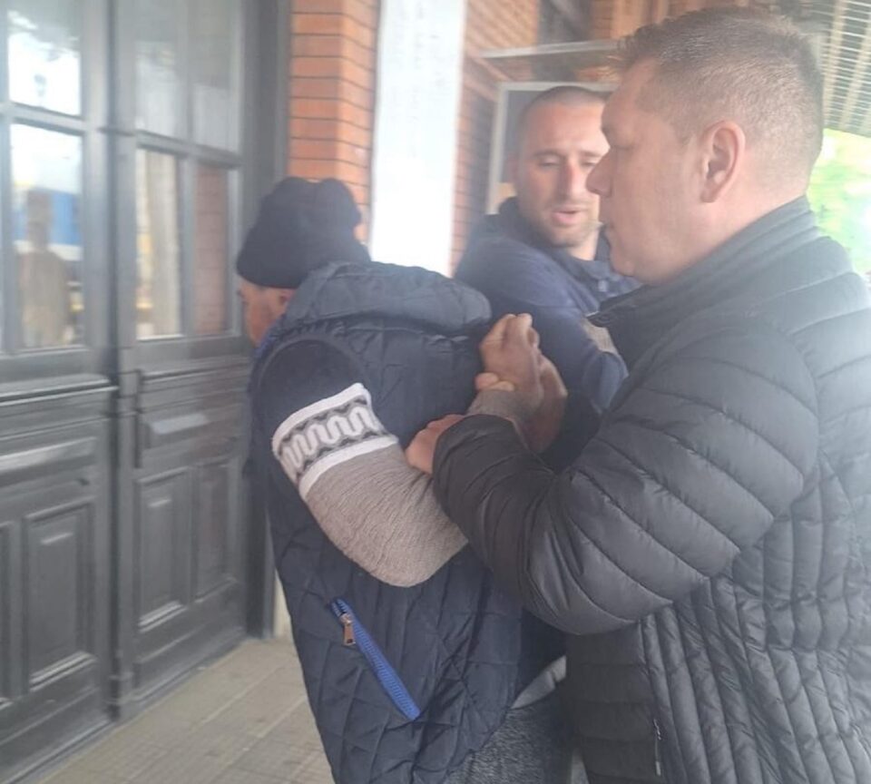 Femeie de 80 de ani, cu handicap locomotor, pusă la pământ de un individ care i-a furat poșeta