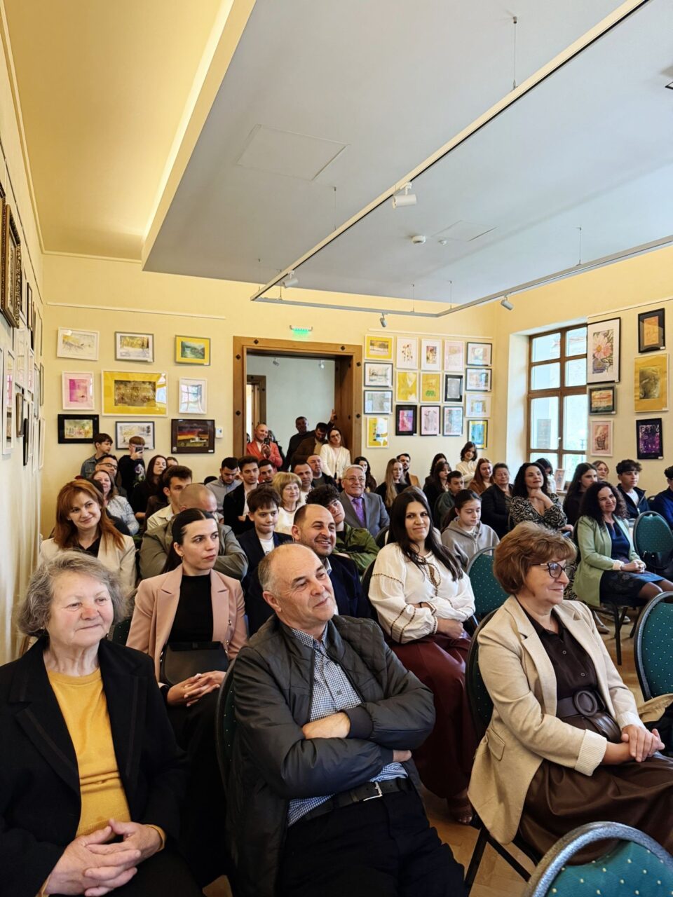 Giulia Haidău, elevă la Colegiul „Eudoxiu Hurmuzachi” Rădăuți, și-a făcut debutul literar cu romanul „Încuietoarea Mării”