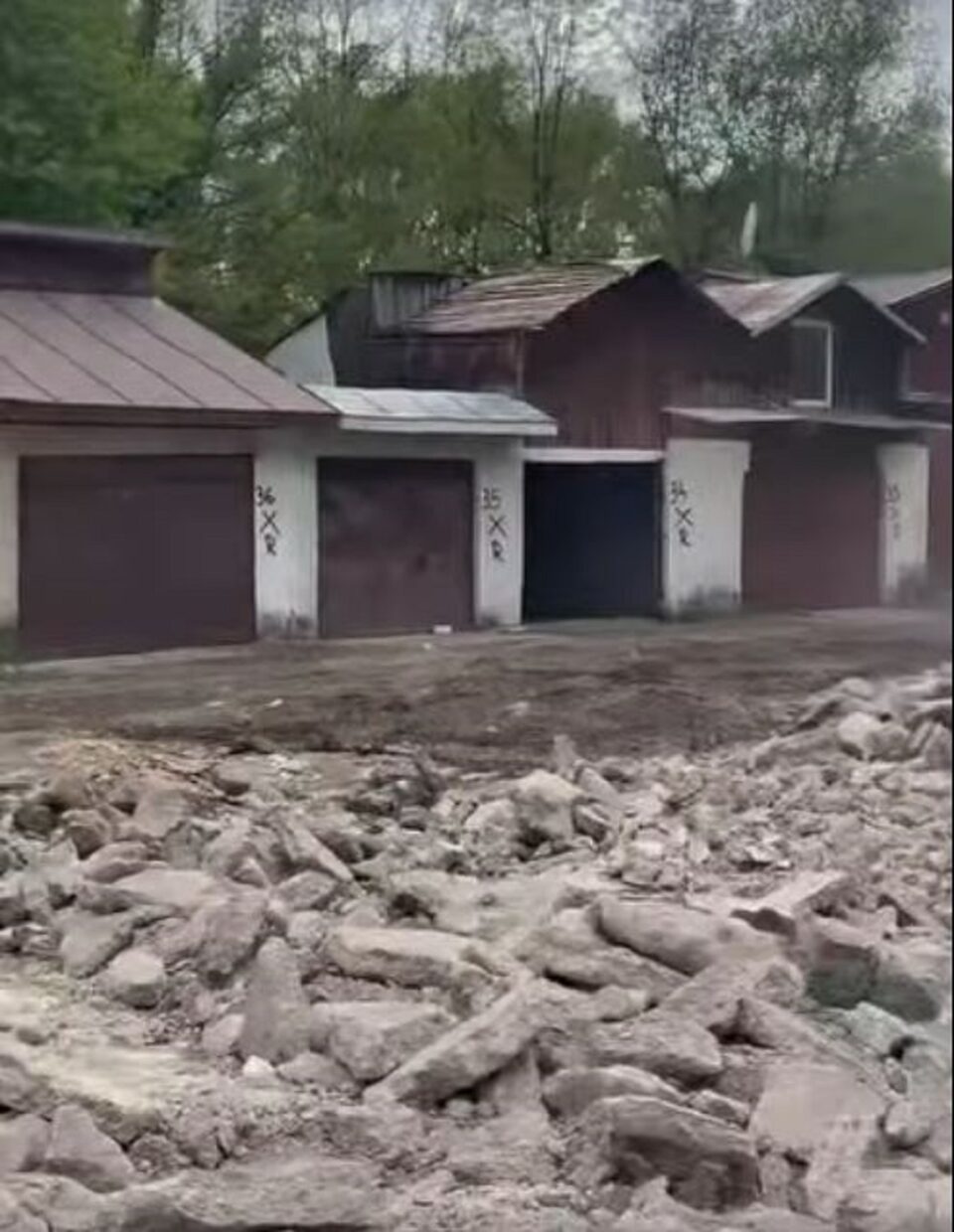 Demolarea garajelor din zona Școlii Nr. 8, demarată de Primăria Suceava