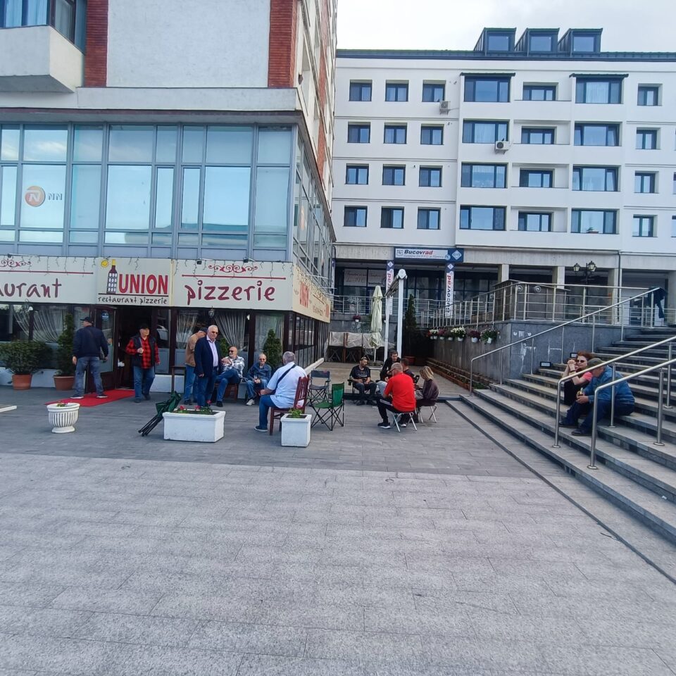 Protest în fața restaurantului Union, contra refuzului Primăriei Suceava de a-i autoriza terasa