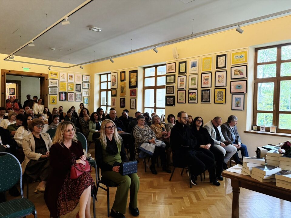 Giulia Haidău, elevă la Colegiul „Eudoxiu Hurmuzachi” Rădăuți, și-a făcut debutul literar cu romanul „Încuietoarea Mării”