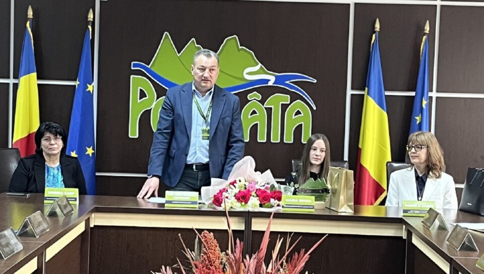 Primarul Ioan Bogdan Codreanu a premiat-o pe eleva Maria Carp pentru premiul I și medalia de aur obținute la Olimpiada Națională de Biologie Primarul Ioan Bogdan Codreanu a premiat-o pe eleva Maria Carp pentru premiul I și medalia de aur obținute la Olimpiada Națională de Biologie