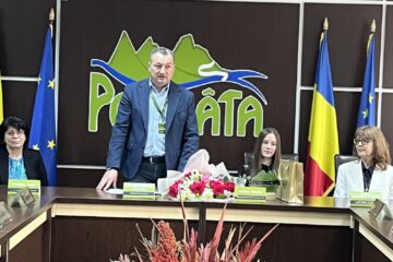 Primarul Ioan Bogdan Codreanu a premiat-o pe eleva Maria Carp pentru premiul I și medalia de aur obținute la Olimpiada Națională de Biologie