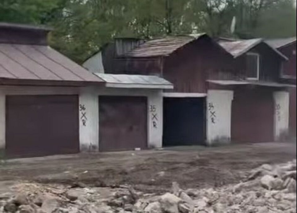Demolarea garajelor din zona Școlii Nr. 8, demarată de Primăria Suceava Demolarea garajelor din zona Școlii Nr. 8, demarată de Primăria Suceava