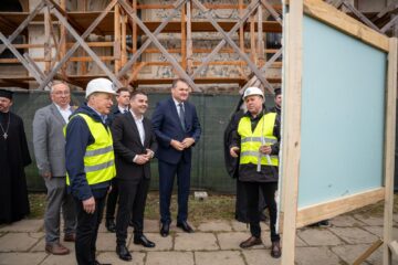 Ministrul Cseke Attila a vizitat Palatul Administrativ, creșa din Burdujeni, Mănăstirea Sf. Ioan și inaugurează creșa de la Baia