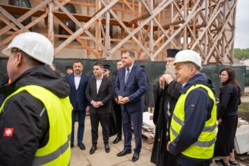 Ministrul Cseke Attila a vizitat Palatul Administrativ, creșa din Burdujeni, Mănăstirea Sf. Ioan și inaugurează creșa de la Baia