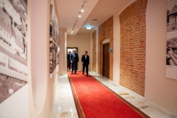 Ministrul Cseke Attila a vizitat Palatul Administrativ, creșa din Burdujeni, Mănăstirea Sf. Ioan și inaugurează creșa de la Baia