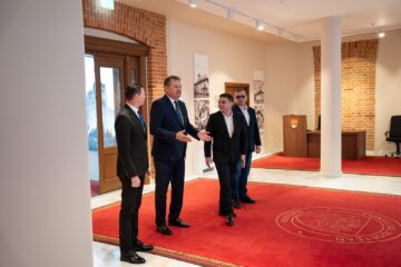 Ministrul Cseke Attila a vizitat Palatul Administrativ, creșa din Burdujeni, Mănăstirea Sf. Ioan și inaugurează creșa de la Baia