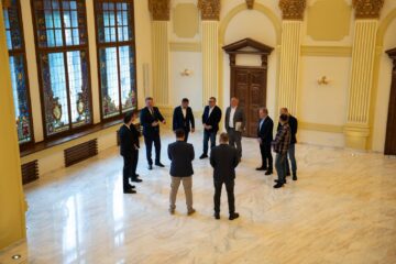 Ministrul Cseke Attila a vizitat Palatul Administrativ, creșa din Burdujeni, Mănăstirea Sf. Ioan și inaugurează creșa de la Baia
