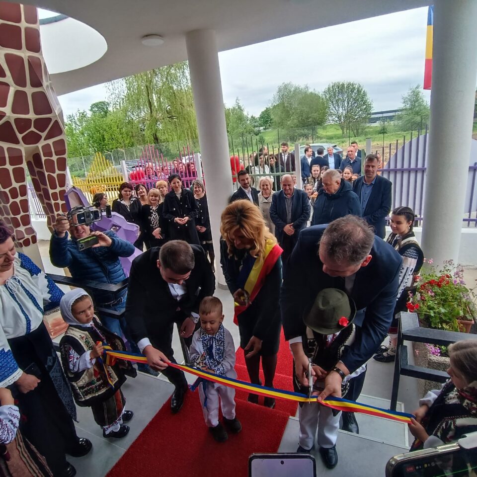 Prima creșă din mediul rural a fost inaugurată la Baia în prezența ministrului Cseke Attila și a președintelui CJ Suceava, Gheorghe Șoldan Prima creșă din mediul rural a fost inaugurată la Baia în prezența ministrului Cseke Attila și a președintelui CJ Suceava, Gheorghe Șoldan
