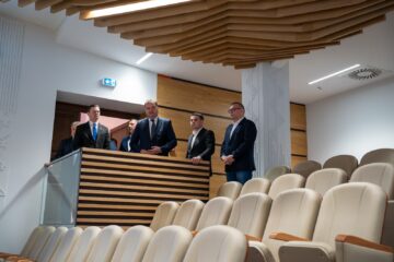 Ministrul Cseke Attila a vizitat Palatul Administrativ, creșa din Burdujeni, Mănăstirea Sf. Ioan și inaugurează creșa de la Baia
