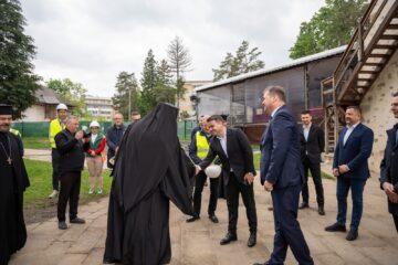 Ministrul Cseke Attila a vizitat Palatul Administrativ, creșa din Burdujeni, Mănăstirea Sf. Ioan și inaugurează creșa de la Baia
