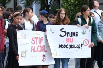 Marșul tinerilor, acțiune de amploare pe străzile Sucevei pentru prevenirea violenței, consumului de droguri și a accidentelor rutiere