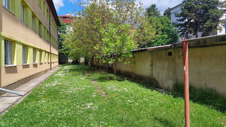 Demolarea garajelor de pe strada Zorilor lasă deschisă curtea Colegiului „Spiru Haret”