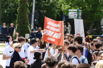 Marșul tinerilor, acțiune de amploare pe străzile Sucevei pentru prevenirea violenței, consumului de droguri și a accidentelor rutiere