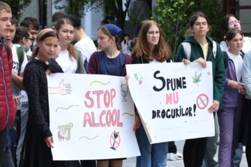 Marșul tinerilor, acțiune de amploare pe străzile Sucevei pentru prevenirea violenței, consumului de droguri și a accidentelor rutiere