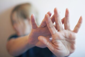 Trimis în judecată în stare de arest preventiv după ce și-a înjunghiat fosta iubită în zona gâtului