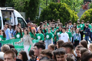 Marșul tinerilor, acțiune de amploare pe străzile Sucevei pentru prevenirea violenței, consumului de droguri și a accidentelor rutiere