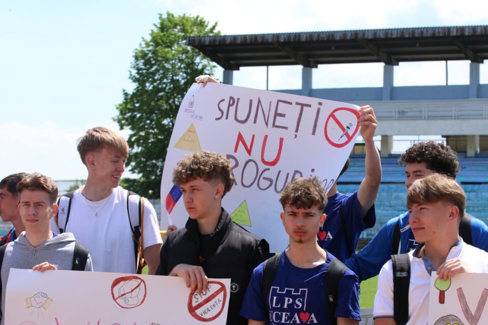 Marșul tinerilor, acțiune de amploare pe străzile Sucevei pentru prevenirea violenței, consumului de droguri și a accidentelor rutiere