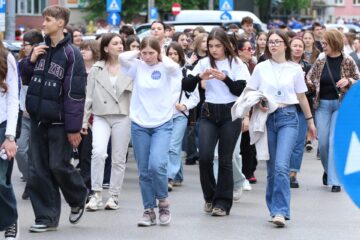 Marșul tinerilor, acțiune de amploare pe străzile Sucevei pentru prevenirea violenței, consumului de droguri și a accidentelor rutiere