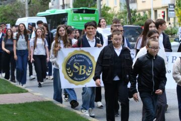 Marșul tinerilor, acțiune de amploare pe străzile Sucevei pentru prevenirea violenței, consumului de droguri și a accidentelor rutiere