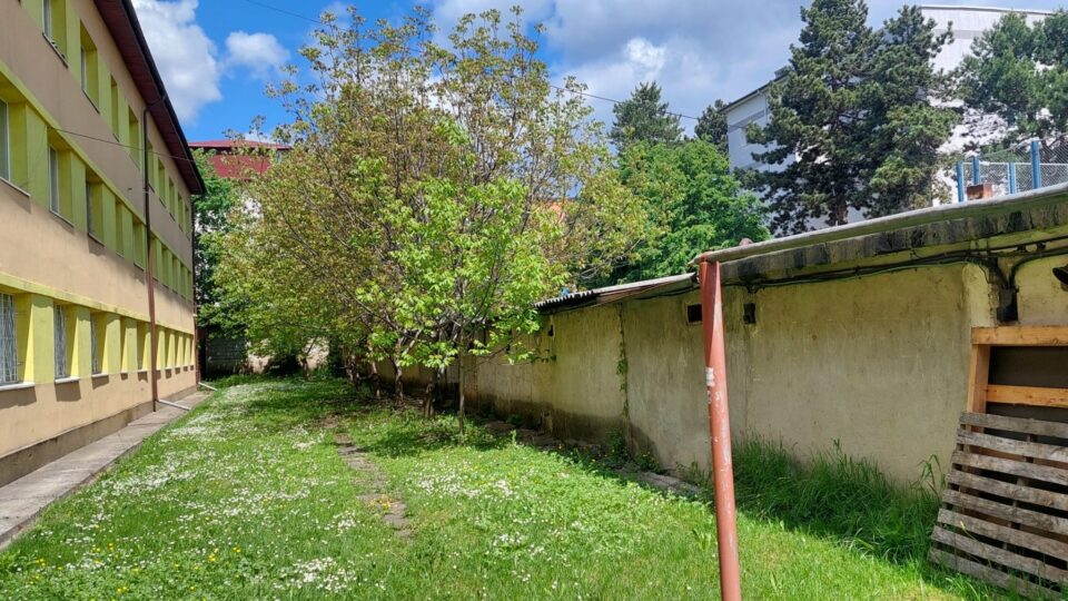 Demolarea garajelor de pe strada Zorilor lasă deschisă curtea Colegiului „Spiru Haret”