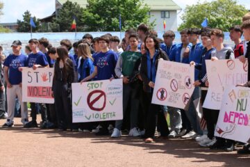 Marșul tinerilor, acțiune de amploare pe străzile Sucevei pentru prevenirea violenței, consumului de droguri și a accidentelor rutiere
