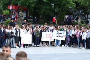 Marșul tinerilor, acțiune de amploare pe străzile Sucevei pentru prevenirea violenței, consumului de droguri și a accidentelor rutiere