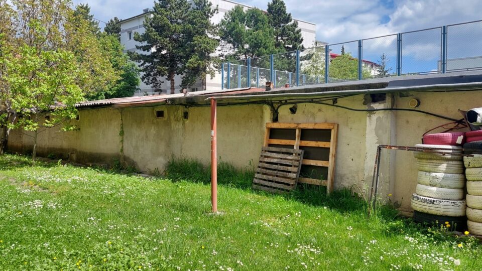 Demolarea garajelor de pe strada Zorilor lasă deschisă curtea Colegiului „Spiru Haret”